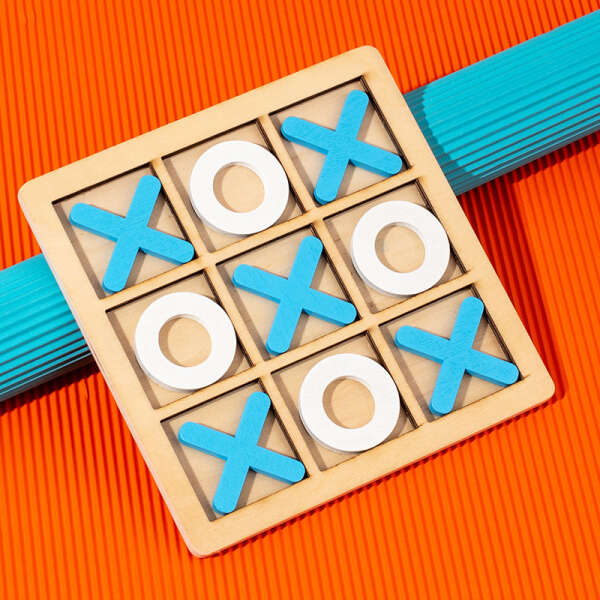 Fából készült tic-tac-toe játék